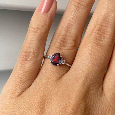 Garnet Ring - Lania