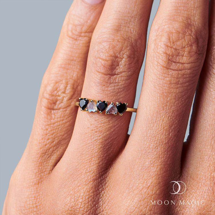 Black macrame ring with labradorite stone – www.